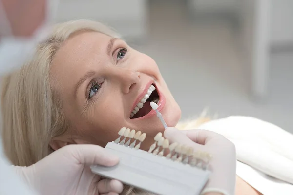 Eine blonde Patientin bei einer Zahnbehandlung beim Arzt — Stockfoto