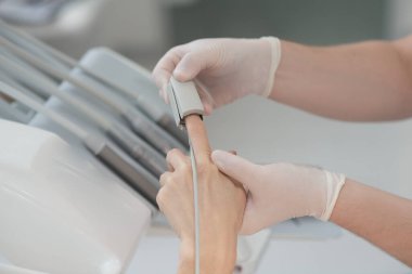 Doktorların ellerini pulsometer ile kapat.