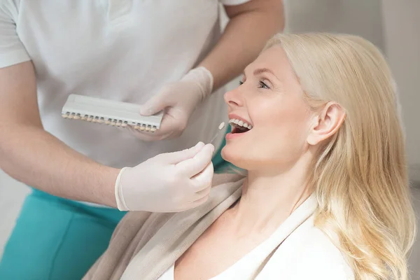 Eine blonde Patientin bei einer Zahnbehandlung beim Arzt — Stockfoto