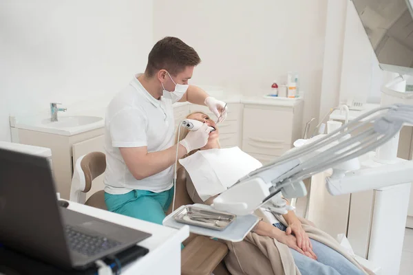 Male dentist doing teeth restoration to a female patient — Foto Stock
