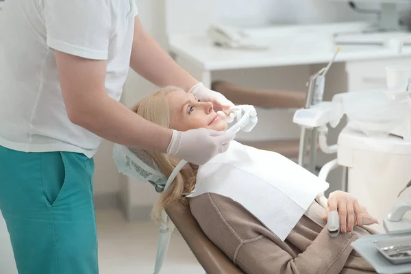 환자가 치과 수술을 받을 준비를 하게 하는 치과 의사 — 스톡 사진