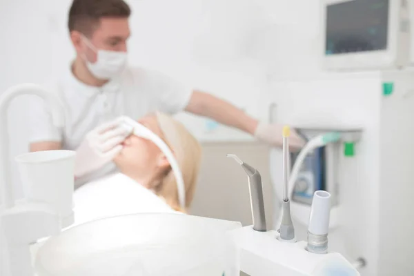 Arzt in sterilen Handschuhen schaltet medizinisches Gerät ein — Stockfoto