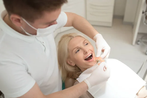 Dental surgeon making teeth replacement procedure — Foto Stock