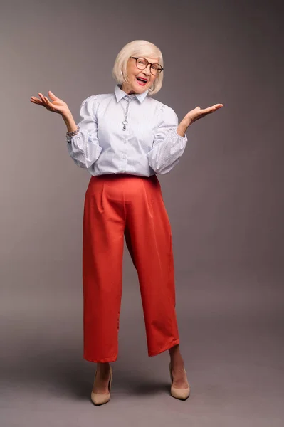 Mujer mayor con estilo en blusa blanca con aspecto de confianza — Foto de Stock