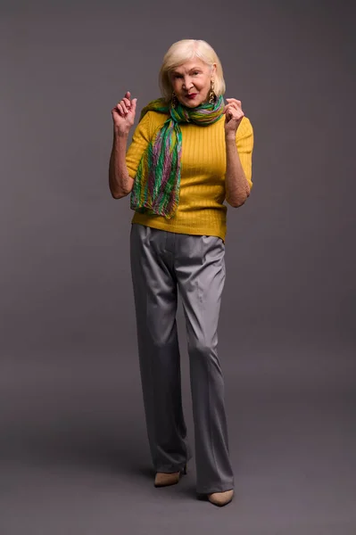 Mujer linda en camisa amarilla y con una bufanda verde — Foto de Stock