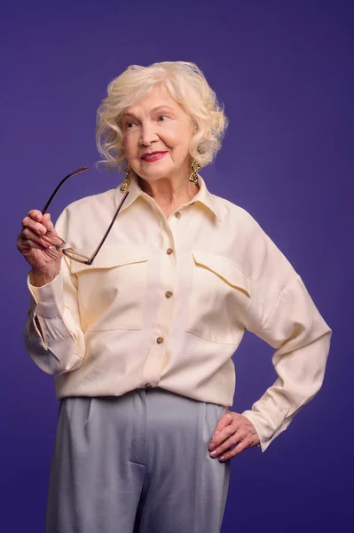 Elegante señora mayor en gafas graduadas en camisa beige — Foto de Stock