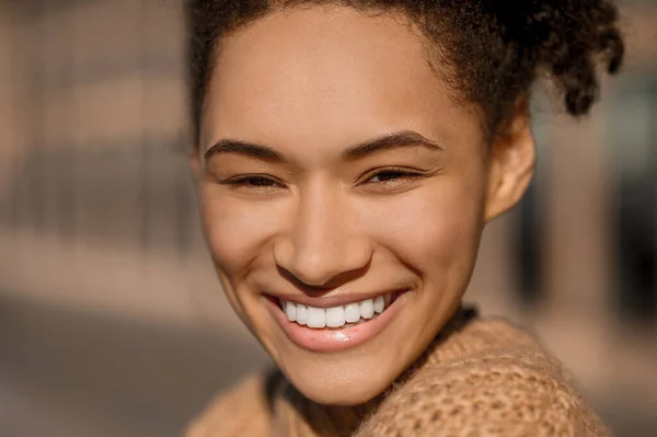 Fechar o rosto da menina feliz com o sorriso dos dentes — Fotografia de Stock