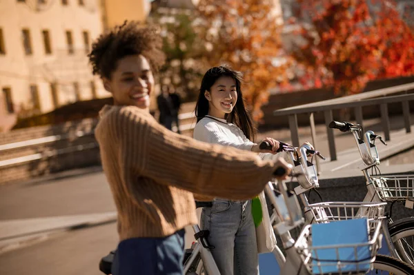カメラを見て自転車を持つ2人の女の子 — ストック写真