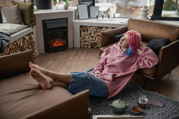 분홍색 후드를 쓴 소녀 가집에서 편안 함을 느끼다 — 스톡 사진
