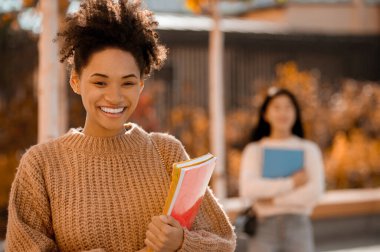 Bej süveter içinde güzel gülümseyen mulatta