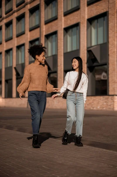 Δύο χαριτωμένα κορίτσια περπατούν μαζί στο δρόμο. — Φωτογραφία Αρχείου