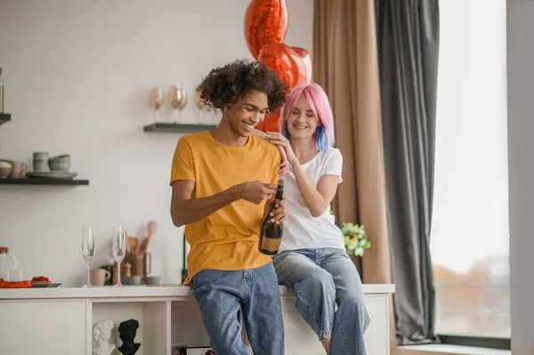 Mladý pár v kuchyni pocit štěstí a vzrušení — Stock fotografie