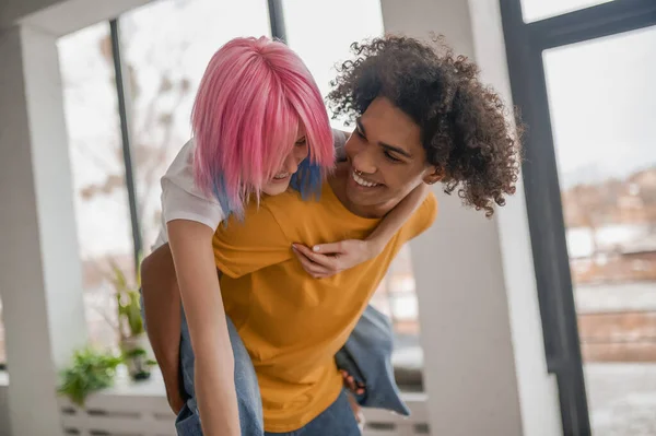 Jóvenes divirtiéndose juntos en casa y viéndose felices —  Fotos de Stock