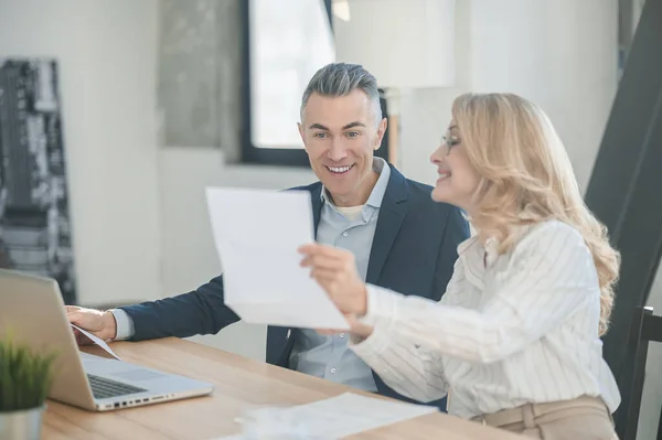 Dos socios de negocios discutiendo nueva oferta y buscando involucrados — Foto de Stock