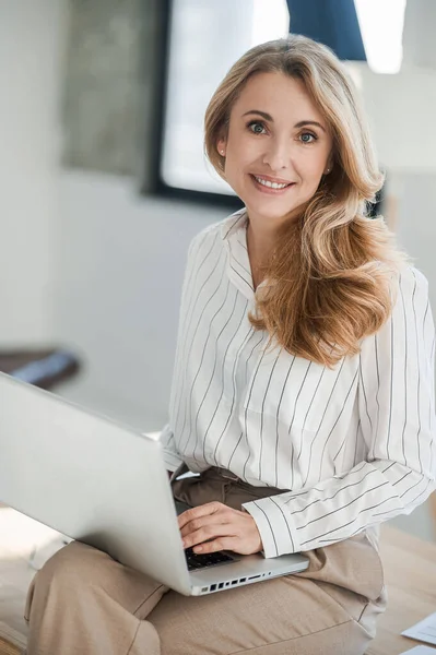 A bnlonde pretty woman working in the office — Stock Photo, Image