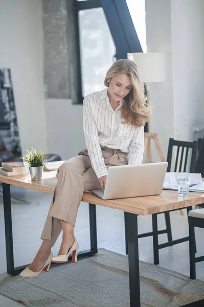 A bnlonde pretty woman working in the office — Stock Photo, Image