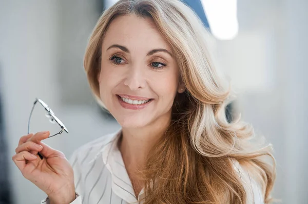 Waist up of a smiling blonde woman — Stock Photo, Image