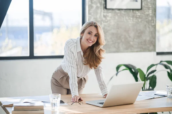 A cute elegant woman in the office working on laptop — Stock Photo, Image