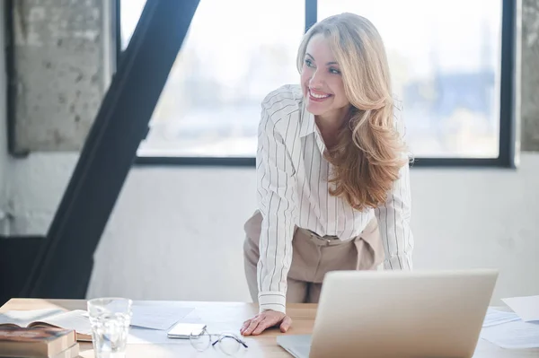 A blonde beautiful woman smiling and looking positive — Stock Photo, Image