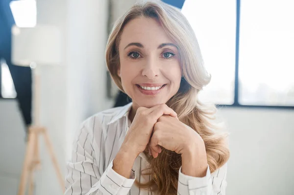 A blonde beautiful woman smiling and looking positive — Stock Photo, Image