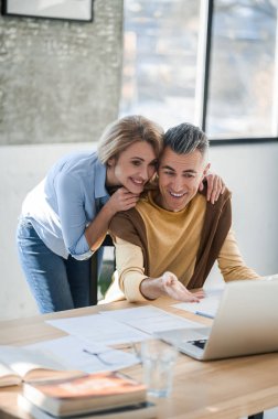 Ofiste bir çift haberleri okurken birbirlerine bakıyorlar.