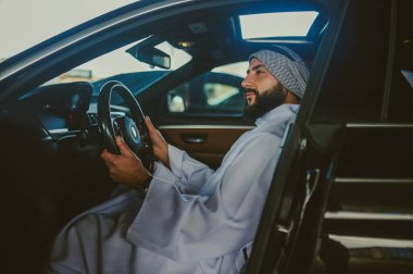 Suudi adam araba kullanıyor ve kendini iyi hissediyor.