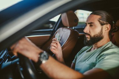 Genç bir sürücü, bayan bir müşteriyle arabada.