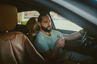 Genç bir sürücü, bayan bir müşteriyle arabada.