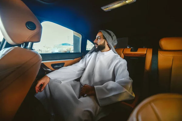 Saudský obchodník v tradičním oblečení v autě — Stock fotografie