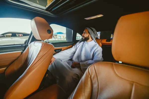 Un hombre de negocios saudí con ropa tradicional en un coche — Foto de Stock