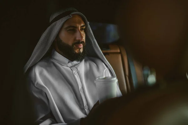 A man in a traditional arabian clothing in a car — Stock Photo, Image