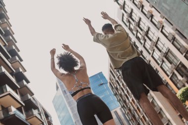 Genç aktif insanlar. Birlikte zaman geçirirken neşeli ve enerjik görünen genç bir çift.