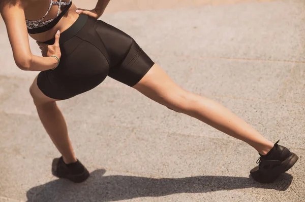 Γυμναστική Αθλητική Κοπέλα Κάνει Άλματα Πόδι Κατά Διάρκεια Της Άσκησης — Φωτογραφία Αρχείου