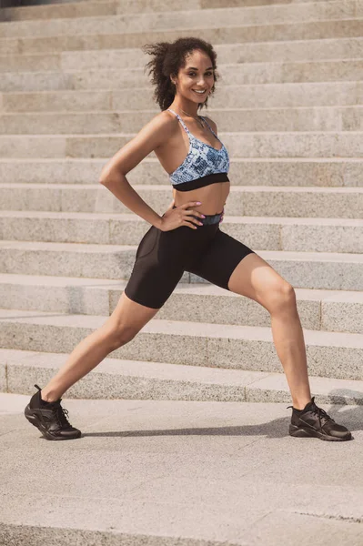 Aptidão Menina Esportiva Fazendo Lunges Perna Durante Treino Fora — Fotografia de Stock