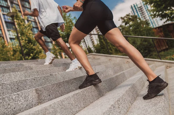 Koşmak Koşan Enerjik Görünen Iki Genç Sporcu — Stok fotoğraf