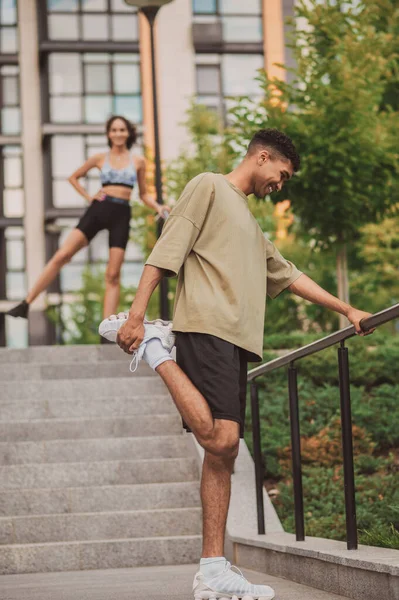 Sağlıklı Bir Yaşam Tarzı Genç Çift Birlikte Egzersiz Yapıyor Mutlu — Stok fotoğraf