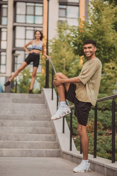 Sağlıklı Bir Yaşam Tarzı Genç Çift Birlikte Egzersiz Yapıyor Mutlu — Stok fotoğraf