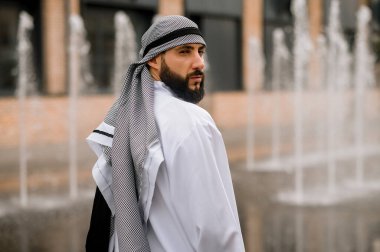 Arap adam. Çölde geleneksel kıyafetleri olan Arap bir adam.