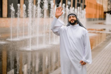 Arap adam. Çölde geleneksel kıyafetleri olan Arap bir adam.