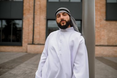 Doğu kültürü. Geleneksel beyaz giysili Ortadoğu sakallı adam