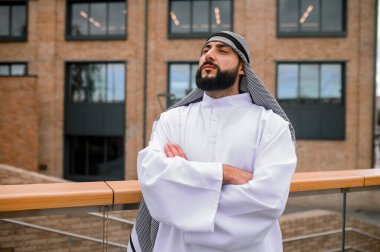 Ortadoğulu adam. Sakallı, Orta Doğulu, beyaz elbiseli bir adam.