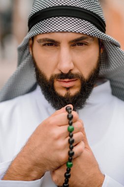 Dua ediyorum. Geleneksel başlıklı sakallı Arap adam dua okuyor.