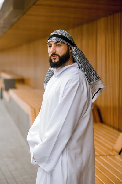 若い男だ 伝統的な服を着た中東の若者 — ストック写真