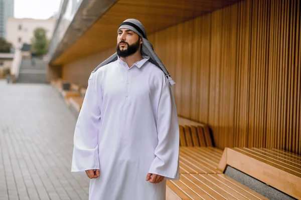 オフィス街で ストリートを歩く伝統的な服を着た中東の若者 — ストック写真