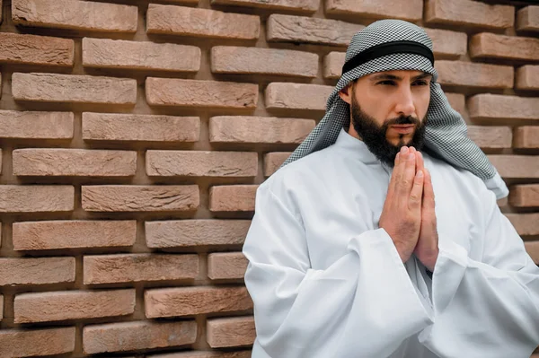 Προσευχή Νεαρός Αράβιος Προσεύχεται Και Δείχνει Συγκεντρωμένος — Φωτογραφία Αρχείου