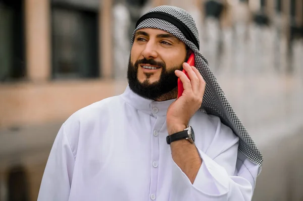 接続されてる アラビア人の男がスマートフォンを手に — ストック写真