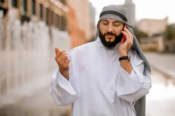 近代的な中東 カフィエの男と手に電話でThobe — ストック写真