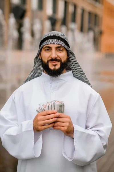 金持ちだ 手にドルを持っている中東の若い男 — ストック写真