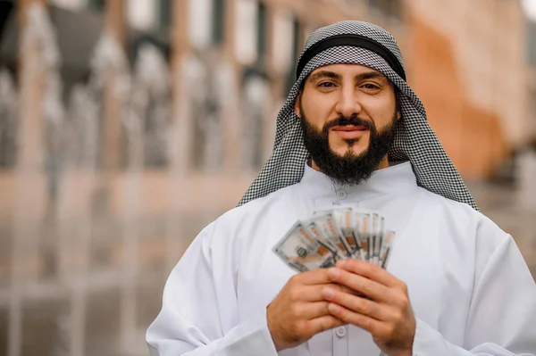 金持ちだ 手にドルを持っている中東の若い男 — ストック写真