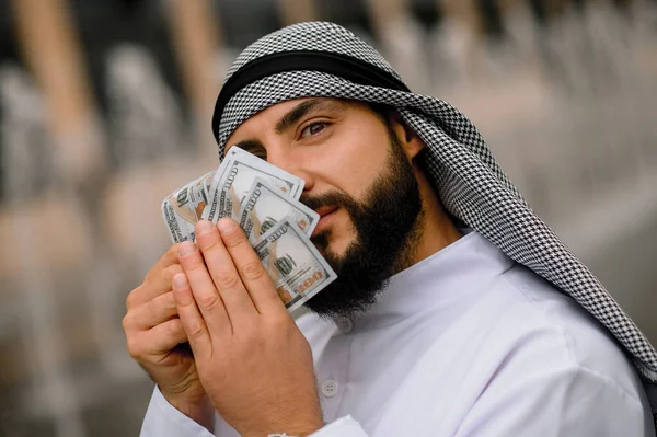 Богач Молодой Человек Ближнего Востока Держит Руках Доллары — стоковое фото